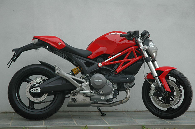 MONSTER 696